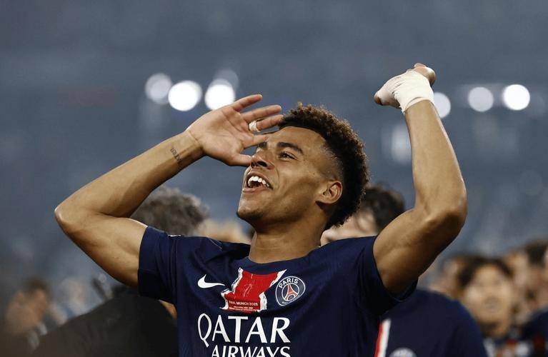 窗口期法甲焦点战;法兰克福调整名单;态度坚定;控场能力受关注 窗口期法甲焦点战;法兰克福调整名单;态度坚定;控场能力受关注