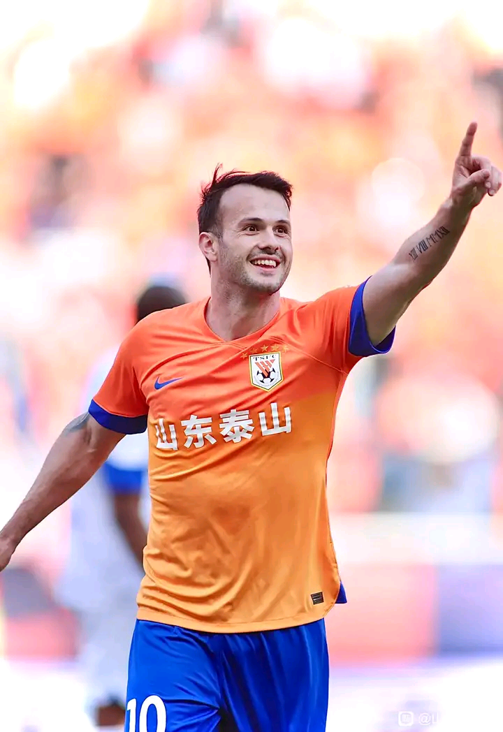  德甲赛程吃紧，山东泰山今晨远射贴柱，气氛紧张，心理建设被强调